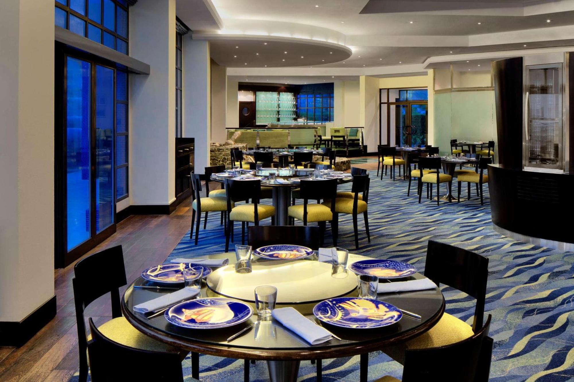 Le Meridien Dubai Hotel & Conference Centre Exterior foto The restaurant