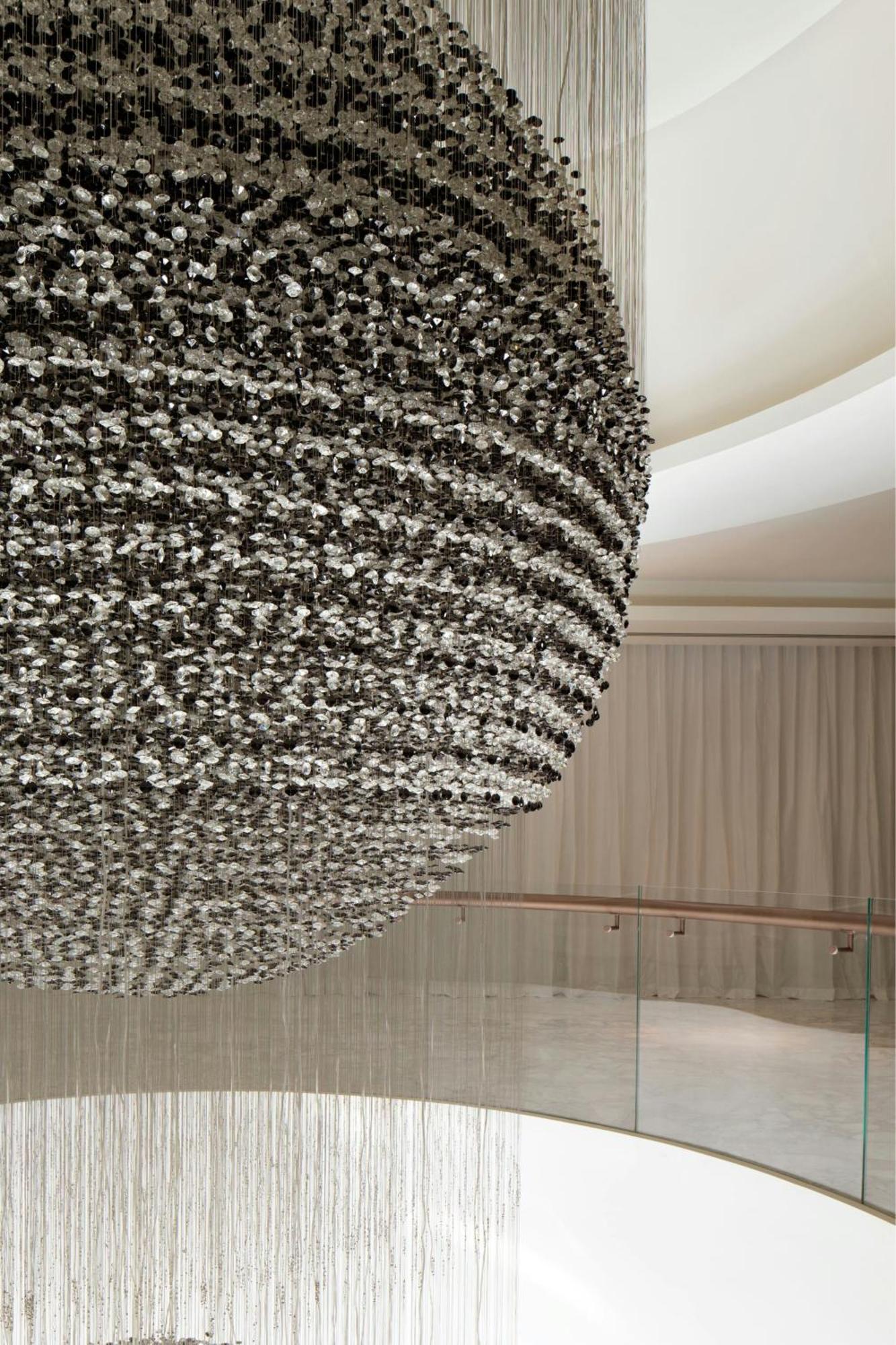 Le Meridien Dubai Hotel & Conference Centre Exterior foto The 10,000-crystal chandelier at the Four Seasons Hotel, London