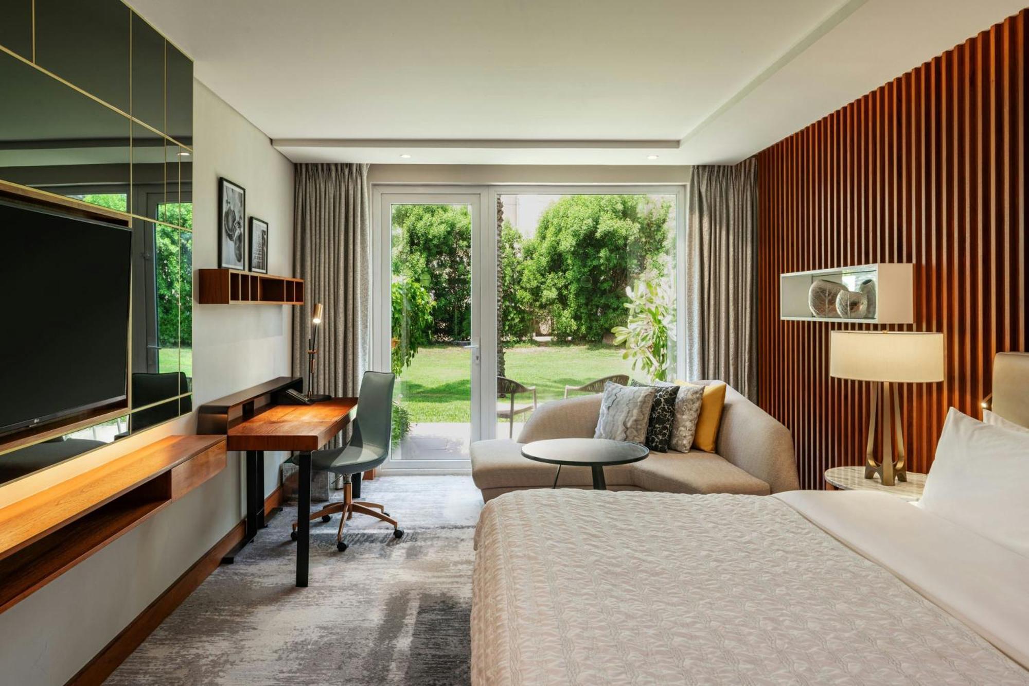 Le Meridien Dubai Hotel & Conference Centre Exterior foto A guest room at the hotel
